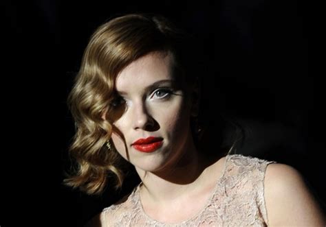 scarlett johansson naha|Johanssonová o zveřejnění nahých fotek: Je to